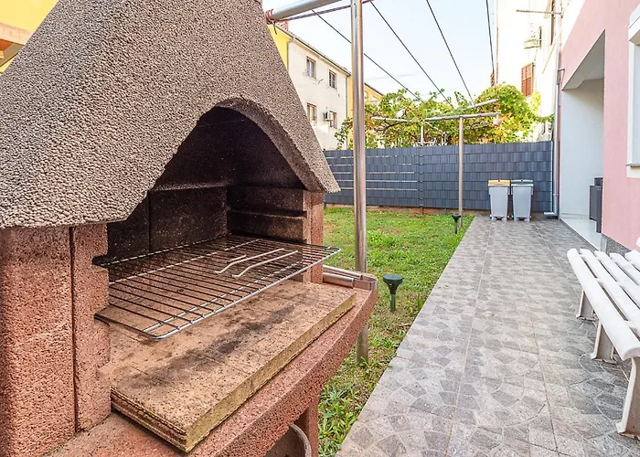 Apartment In With Wifi Pula