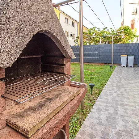 Apartment Cozy In With Kitchen Pula