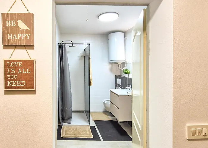Apartment In With Wifi Pula